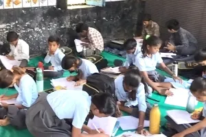 एक ही कमरे में बैठते हैं पहली से सातवीं तक के 50 बच्चे