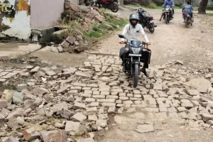 डूंडी रोड पर गहरा गड्ढा बना हादसे की वजह, ग्रामीणों ने प्रशासन से लगाई गुहार