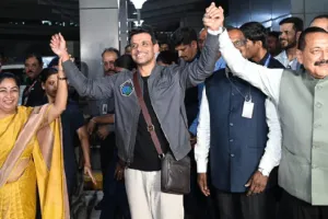 ऐतिहासिक अंतरिक्ष मिशन से लौटे शुभांशु शुक्ला का भव्य स्वागत : 40 साल बाद किसी भारतीय ने छुआ अंतरिक्ष, दिल्ली एयरपोर्ट पर केंद्रीय मंत्री, CM और इसरो प्रमुख ने किया स्वागत