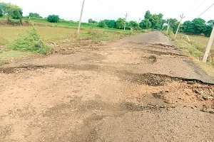 हादसों को न्योता देते पार्वती पुलिया के गहरे गड्ढे 