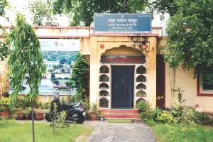 पर्यटन मंत्रालय के जयपुर कार्यालय की हालत खस्ता : बारिश से दीवारों पर सीलन और कालापन, कई जगह से प्लास्टर भी उखड़ रहा 