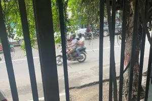 सचिवालय सुरक्षा पर उठे सवाल, सीएमओ पार्किंग के पास टूटी रेलिंग से बढ़ा खतरा