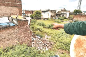 मकान की छत गिरी : पत्नी की मौत, पति घायल, बड़ी संख्या में ग्रामीण घटना स्थल पर जमा