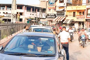 कोटा उत्तर वार्ड 4 - सुभाष सर्किल पर नहीं है कार पार्किंग सड़कें हो जाती है जाम