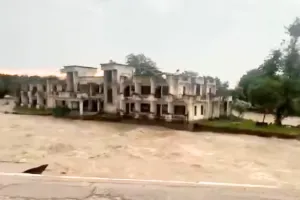 पंजाब में इमारत में फंसे सीआरपीएफ कर्मी और नागरिक : हेलीकॉप्टरों ने चुनौतीपूर्ण परिस्थितियों में शुरू किया बचाव कार्य, इमारत ढ़हने से पहले भारतीय सेना ने निकाला सुरक्षित