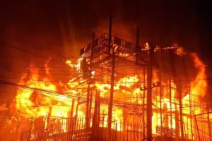 उत्तराखंड में ऐतिहासिक ओल्ड लंदन हाउस आग से खाक : भीड़भाड़ भरे बाजार में उठने लगी आग की लपटें, एक व्यक्ति जला 