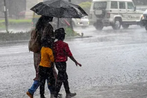 प्रदेश में फिर से सक्रिय हुआ मानसून : कई जिलों में बारिश, सड़कों पर नदी की तरह बहने लगा पानी 