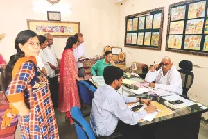 अध्यापिकाओं के राष्ट्रगान दौरान घूमती नजर आने पर कार्रवाई के दिए निर्देश : शिक्षा मंत्री ने स्कूलों का किया औचक निरीक्षण, 37 में से सात शिक्षक उपस्थित