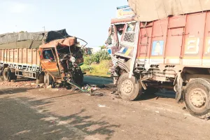 लाखेरी में दो ट्रक भिड़े : तीन लोगों की मौत, 2 घायल, मशक्कत के बाद शवों को बाहर निकाला 