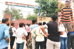 परिजनों का आरोप : जेल में पिटाई से हुई मौत, सेवर सेन्ट्रल जेल में कैदी की मौत, परिजन धरने पर बैठे