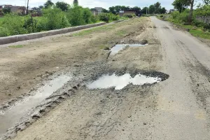 उतावली जाने वाली सड़क पहली बारिश में धराशायी, ग्रामीणों में आक्रोश