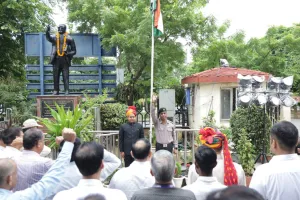 अंबेडकर भवन में ध्वजारोहण कर निदेशक ने राष्ट्र सेवा का आह्वान