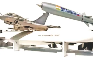 पाकिस्तान में मलबे की जांच को पहुंचे चीनी एक्सपर्ट, ब्रह्मोस, स्कैल्प मिसाइलों के डीएनए जानने में जुटा चीन