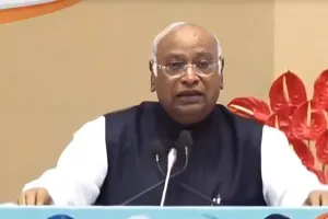 मल्लिकार्जुन खड़गे का भाजपा-आरएसएस पर हमला : संविधान हर भारतीय को न्याय और समानता का देता है अधिकार, कहा- सत्ता में बैठे लोग इसके मूल स्वरूप को बदलने की कर रहे है बात 