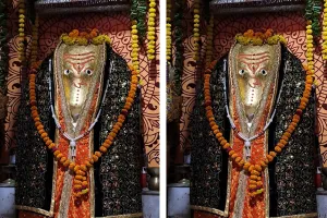 सीधी सूंड के साथ जोगी वेश में खड़े हैं गणेश