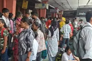 बस स्टैंड पर यात्रियों की भारी भीड : रोडवेज की बसें पड़ी कम, रेलवे ने किया 2 दर्जन से अधिक स्पेशल ट्रेनों का संचालन 