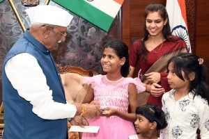 राज्यपाल ने बालिकाओं से बांधवाया रक्षासूत्र, व्यक्त किया आभार 