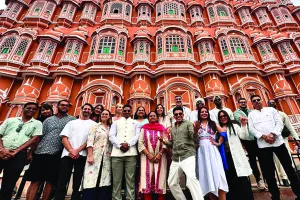 कंटेंट क्रिएटर्स ने हवामहल स्मारक का किया भ्रमण, पर्यटकों के साथ ली सेल्फी 