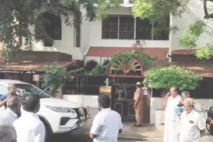 तमिलनाडु में आई पेरियासामी के ठिकानों पर ईडी के छापे : आवासों के सामने इकट्ठा हुए कार्यकर्ता, नारे लगाए