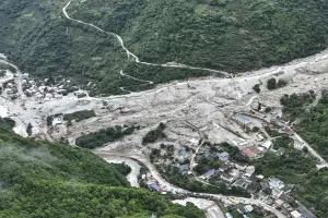 चीन में अचानक बाढ़ से 8 लोगों की मौत : 13 शिविरार्थी लापता, बचाव अभियान जारी 