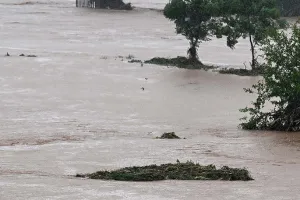 पाकिस्तान में बारिश के बाद अचानक बाढ़ : आवास ढहे, बच्चों सहित 24 लोगों की मौत