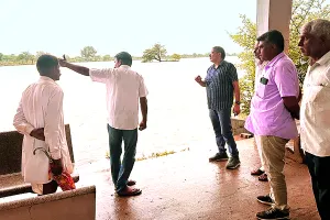 कलक्टर का वर्षा प्रभावित इलाकों में दौरा : बारिश और जलभराव से नुकसान का लिया जायजा, नुकसान की स्थिति का भी किया आकलन 