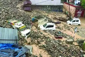 कश्मीर में बादल फटने से 4 लोगों की मौत : एक ही परिवार के 7 लोग मलबे में दबे, भूस्खलन होने से एक घर ध्वस्त होने की रिपोर्ट 