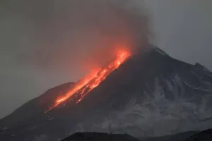 रूस में 450 साल बाद फटा क्राशेनिनिकोव ज्वालामुखी, भीषण विस्फोट के बाद लावा प्रशांत महासागर में फैल रहा