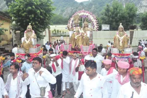 गोपालजी महाराज की 207वीं हेड़े की परिक्रमा निकली : सफेद धोती-कुर्ता और मोतिया रंग की पगड़ी धारण कर श्रद्धालु ढोलक-मंजीरों की ताल पर भजन-कीर्तन करते हुए निकले