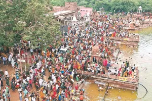देवछठ : मचकुंड पवित्र सरोवर में लाखों श्रद्धालुओं ने लगाई आस्था की डुबकी, मचकुंड को माना जाता है तीर्थों का भांजा