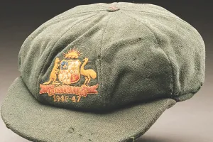 ब्रैडमैन की 78 साल पुरानी कैप 25 लाख में बिकी, कैनबरा के म्यूजियम ने खरीदी बैगी ग्रीन कैप 