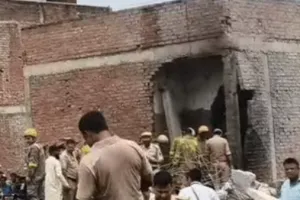 लखनऊ में अवैध पटाखा फैक्ट्री में भीषण विस्फोट : 4 लोगों की मौत, 10 घायल