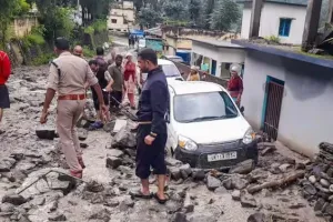 उत्तराखंड में बादल फटने से घरों में घुसा पानी : मलबे में एक लड़की के दबने की रिपोर्ट, वाहन भी दबे