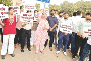 छात्रसंघ चुनाव कराने को लेकर गोविन्ददेवजी को दिया ज्ञापन : आरयू से पैदल मार्च करते अराध्य के मंदिर पहुंचे स्टूडेंट्स