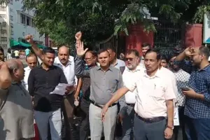 जिला कलेक्टर के माध्यम से मुख्यमंत्री, चिकित्सा मंत्री को आक्रोशित लैब टेक्नीशियनो ने सौंपे ज्ञापन