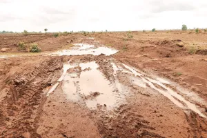 स्वीकृत रोड नहीं बनने से लोगों का राह चलना मुश्किल