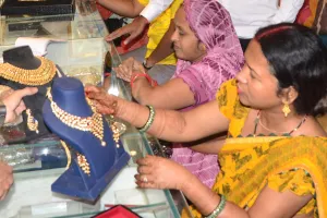 बारिश में भीगा कारोबार, अब त्यौहारों में सवरेंगे बाजार