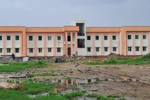 आयुर्वेद अस्पताल में बनी दीवारें भी टूटी, परिसर में भरा पानी