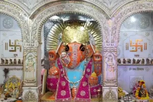 गणेश चतुर्थी पर मंदिरों में उमड़ी भक्तों की भीड़