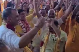 गोविंद देव मंदिर में भजनों की भक्ति में झूमे श्रद्धालु, नृत्य कर अर्पित की अपनी भक्ति 