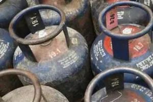 कमर्शियल गैस सिलेंडर की कीमत 34 रुपए कम हुई, ग्राहकों को मिली राहत 