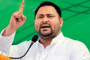 बिहार विधानसभा चुनाव : सीएम जीविका दीदियों और संविदाकर्मियों को देंगे सरकारी नौकरी, तेजस्वी यादव ने कहा- काम के मुकाबले कम मिलता है मानदेय