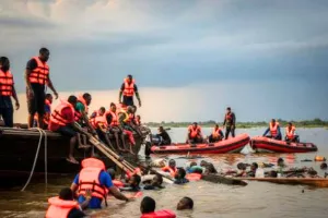 नाइजीरिया में पेड़ से टकराकर पलटी नाव : हादसे में 60 लोगों की मौत, पीड़ितों की तलाश जारी