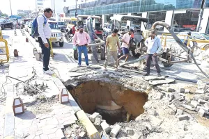 बारिश के चलते जनजीवन हुआ प्रभावित : धंसी सीवर लाइन, हो गया पन्द्रह फीट गहरा गड़्ढ़ा