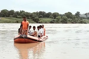 SDRF का मानवीय चेहरा : आहू नदी पार कर 11 परीक्षार्थियों को सुरक्षित समय पर पहुँचाया परीक्षा स्थल