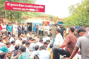 खदान हादसा : मलबे में दबे दूसरे मजदूर का शव मिला, मांगों को लेकर ग्रामीण धरने पर बैठे, सड़क मार्ग जाम किया