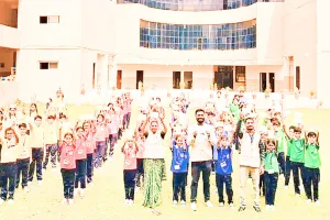 कलक्टर अंकल-हमारे स्कूल रोड पर हजारों गड्ढ़े, जान का सताता डर 