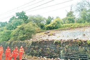 रेल यातायात ठप : ट्रैक पर गिरा पहाड़ी का मलबा, आठ ट्रेन रोकी, 5 घंटे बाद पटरी पर लौटी रफ्तार