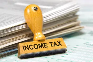 रियल एस्टेट और पान मसाला कारोबारियों पर आयकर छापेमारी जारी : प्रोपर्टी कारोबारी के घर के फर्श में मिली कैश-ज्वैलरी से भरी तिजोरी