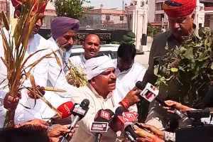 खराब फसल लेकर विधानसभा पहुंचे कांग्रेस विधायक, सरकार के खिलाफ किया प्रदर्शन